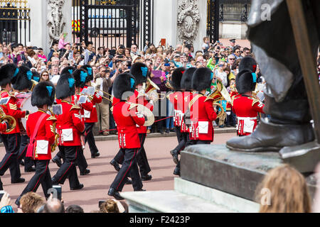 Touristen-Warteschlange, beobachten Sie die Wachablösung am Buckingham Palace, London, UK. Stockfoto