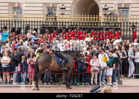 Touristen-Warteschlange, beobachten Sie die Wachablösung am Buckingham Palace, London, UK. Stockfoto