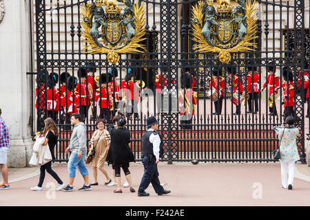 Touristen-Warteschlange, beobachten Sie die Wachablösung am Buckingham Palace, London, UK. Stockfoto