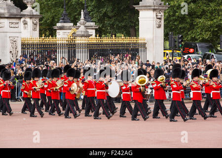 Touristen-Warteschlange, beobachten Sie die Wachablösung am Buckingham Palace, London, UK. Stockfoto