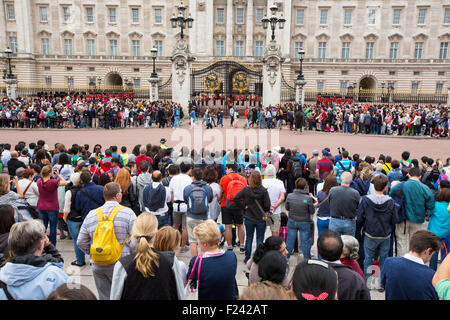 Touristen-Warteschlange, beobachten Sie die Wachablösung am Buckingham Palace, London, UK. Stockfoto