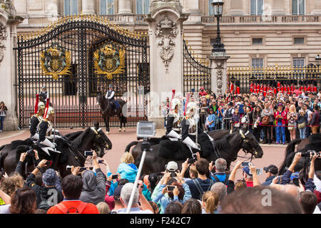 Touristen-Warteschlange, beobachten Sie die Wachablösung am Buckingham Palace, London, UK. Stockfoto