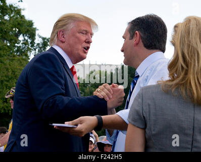 Donald Trump, ein Kandidat für die 2016 republikanische Nominierung für Präsident der Vereinigten Staaten, schüttelt Hände mit uns Senator Ted Cruz (Republikaner aus Texas), auch ein Kandidat für die GOP-Nominierung für das Präsidentenamt, Hände schütteln, wie sie bei einer Kundgebung gegen den Iran Nuclear Deal auf dem West-Rasen von der US-Kapitol in Washington, DC am Mittwoch, den 9. September erscheinen , 2015. Blick auf von rechts ist Heidi Cruz. Bildnachweis: Ron Sachs/CNP (Einschränkung: NO New York oder New Jersey Zeitungen oder Zeitschriften in einem Umkreis von 75 Meilen von New York City) - NO-Draht-Dienst - Stockfoto