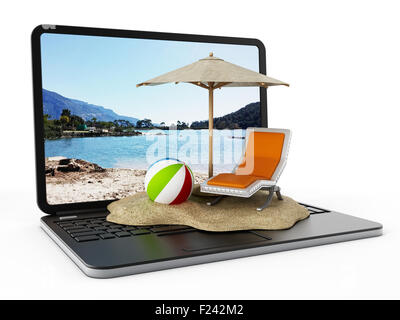 Sand, Ball, Sonnenschirm und Liege am Laptop-Tastatur Stockfoto