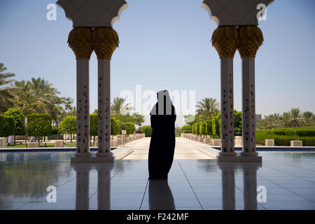 Vereinigte Arabische Emirate-Frau in einer Moschee in Abu Dhabi Stockfoto