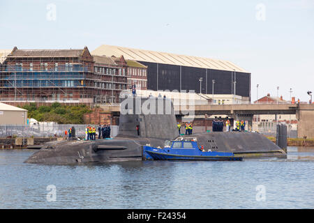 Artful eine scharfsinnige Klasse Hunter killer angetriebene Atom-u-Boot bewegt sich von BAE Systems in Barrow in Furness bis zu den Faslane u-Boot-Stützpunkt in Schottland, Großbritannien. Im Hintergrund ist die nukleare Transportschiff, das Heron.  Die u-Boote sind mit Spearfish Torpedos und Tomahawk Cruise Raketen bewaffnet. Stockfoto