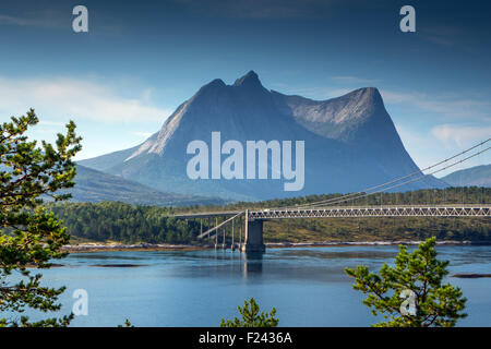 Eidetind Granit Berg in der Nähe von Bodo, Das arktische Norwegen in der Nähe von E6 in der Nähe von Kjerringstaumen Efjord mit Brücke Stockfoto