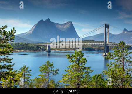 Eidetind Granit Berg in der Nähe von Bodo, Das arktische Norwegen in der Nähe von E6 in der Nähe von Kjerringstaumen Efjord mit Brücke Stockfoto