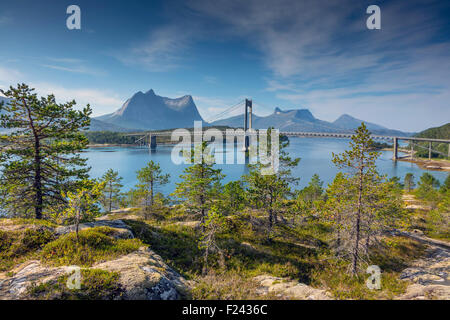 Eidetind Granit Berg in der Nähe von Bodo, Das arktische Norwegen in der Nähe von E6 in der Nähe von Kjerringstaumen Efjord mit Brücke Stockfoto