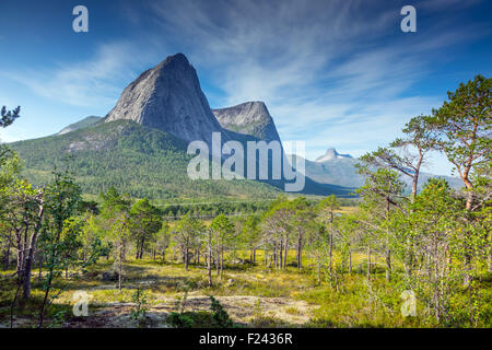 Eidetind Granit Berg in der Nähe von Bodo, Arktis Norwegen nahe E6 in der Nähe von Efjord Stockfoto