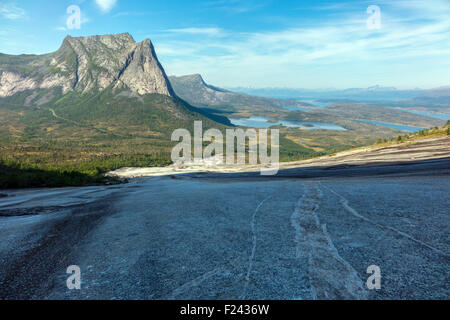 Eidetind Granit Berg in der Nähe von Bodo, Arktis Norwegen nahe E6 in der Nähe von Efjord Stockfoto