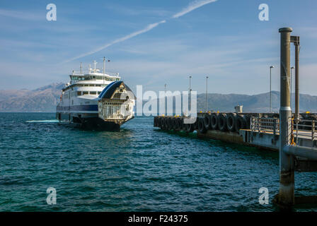 Andocken an vorne anheben, Kreuzung Fjord, Arktis Norwegen Fähre Stockfoto