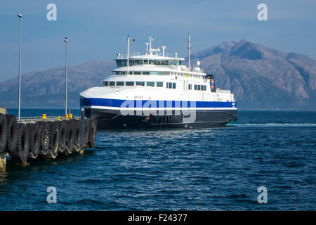 Arktis Norwegen Fähre Ankunft am Dock, Fjord, überqueren Stockfoto