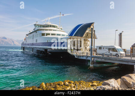 Andocken an vorne anheben, Kreuzung Fjord, Arktis Norwegen Fähre Stockfoto