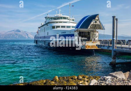 Andocken an vorne anheben, Kreuzung Fjord, Arktis Norwegen Fähre Stockfoto