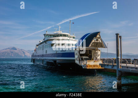 Andocken an vorne anheben, Kreuzung Fjord, Arktis Norwegen Fähre Stockfoto