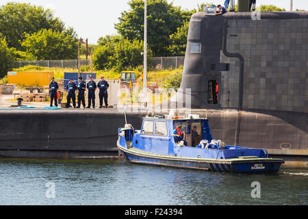 Artful eine scharfsinnige Klasse Hunter killer angetriebene Atom-u-Boot bewegt sich von BAE Systems in Barrow in Furness bis zu den Faslane u-Boot-Stützpunkt in Schottland, Großbritannien. Im Hintergrund ist die nukleare Transportschiff, das Heron.  Die u-Boote sind mit Spearfish Torpedos und Tomahawk Cruise Raketen bewaffnet. Stockfoto