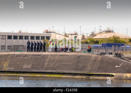 Artful eine scharfsinnige Klasse Hunter killer angetriebene Atom-u-Boot bewegt sich von BAE Systems in Barrow in Furness bis zu den Faslane u-Boot-Stützpunkt in Schottland, Großbritannien. Die u-Boote sind mit Spearfish Torpedos und Tomahawk Cruise Raketen bewaffnet. Diese Aufnahme zeigt Gaskondensat Lagertanks im Hintergrund. Stockfoto