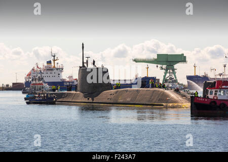 Artful eine scharfsinnige Klasse Hunter killer angetriebene Atom-u-Boot bewegt sich von BAE Systems in Barrow in Furness bis zu den Faslane u-Boot-Stützpunkt in Schottland, Großbritannien. Die u-Boote sind mit Spearfish Torpedos und Tomahawk Cruise Raketen bewaffnet. Diese Aufnahme zeigt den Pazifik Heron ein nuklearen Transport Schiff hinter. Stockfoto