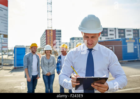 glückliche Bauherren und Architekten auf Baustelle Stockfoto