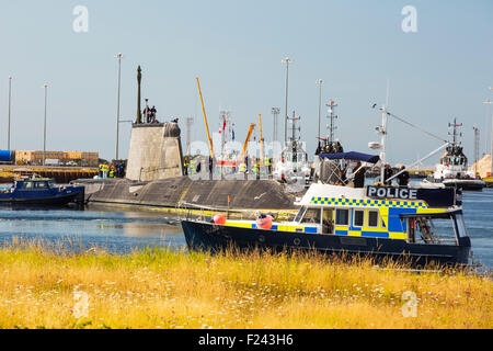 Artful eine scharfsinnige Klasse Hunter killer angetriebene Atom-u-Boot bewegt sich von BAE Systems in Barrow in Furness bis zu den Faslane u-Boot-Stützpunkt in Schottland, Großbritannien. Die u-Boote sind mit Spearfish Torpedos und Tomahawk Cruise Raketen bewaffnet. Stockfoto