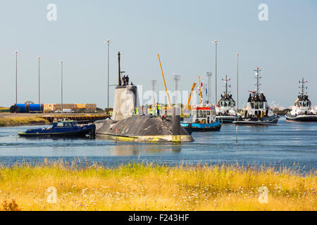 Artful eine scharfsinnige Klasse Hunter killer angetriebene Atom-u-Boot bewegt sich von BAE Systems in Barrow in Furness bis zu den Faslane u-Boot-Stützpunkt in Schottland, Großbritannien. Die u-Boote sind mit Spearfish Torpedos und Tomahawk Cruise Raketen bewaffnet. Stockfoto