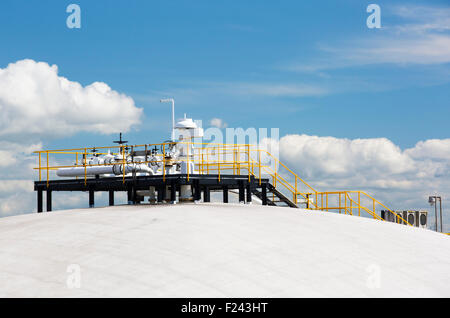 Ein Gasspeicher in Barrow in Furness, Cumbria, UK. Stockfoto