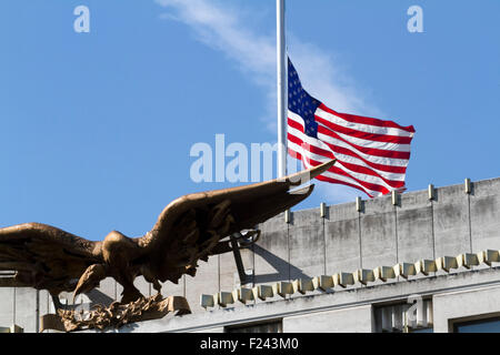 London, UK. 11. September 2015. Die Sterne und Streifen fliegen auf Halbmast über die US-Botschaft an die Opfer der 911 Terroranschläge in New York und Washington vom September 2001 erinnern. Bildnachweis: Amer Ghazzal/Alamy Live-Nachrichten Stockfoto