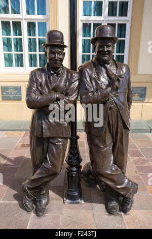 Die Laurel und Hardy Statue von Graham Ibbotson außerhalb der Krönungssaal in Ulverston, Cumbria, UK. Stan Laurel wurde in Ulverston geboren. Stockfoto