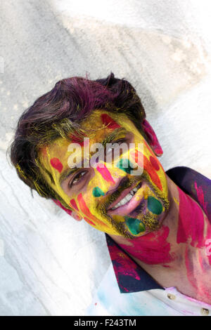 Ein Mann mit seinem Gesicht verschmiert traditionell mit Farben während der traditionellen Holi-fest in Indien. Stockfoto