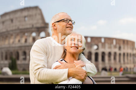 gerne älteres paar über Kolosseum in Rom, Italien Stockfoto