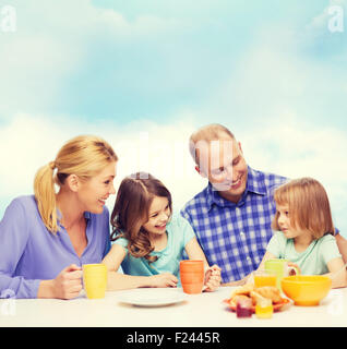 glückliche Familie mit zwei Kindern mit dem Frühstück Stockfoto