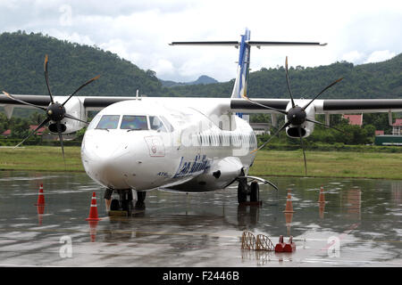 Lao Airlines Flugzeug auf der Rollbahn Flughafen Luang Prabang Stockfoto