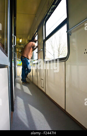 Junge im Zug Korridor Blick aus dem Fenster Stockfoto