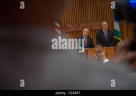 New York, USA. 10. Sep, 2015. NYPD Kommissar WILLIAM BRATTON und NYPD-Chef der Detektive ROBERT BOYCE diskutieren die Polizei Behandlung des Tennisspielers James Blake gestern außerhalb des Grand Hyatt Hotel auf einer Pressekonferenz am 1 Polizei Plaza, Donnerstag, 10. September 2015. Bildnachweis: Bryan Smith/ZUMA Draht/Alamy Live-Nachrichten Stockfoto