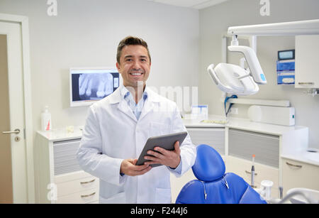 glücklich männlichen Zahnarzt mit TabletPC dental clinic Stockfoto