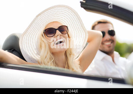 glücklicher Mann und Frau im Cabrio Auto fahren Stockfoto