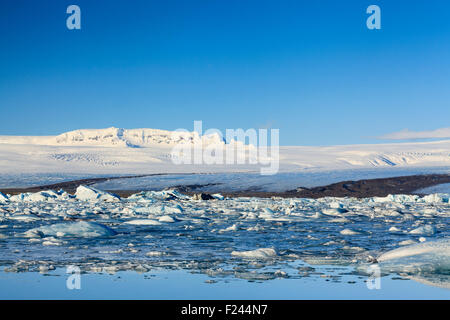 Gletschereis schwebend in der Gletscherlagune Jökulsárlón. Vatnajökull-Nationalpark. Island. Stockfoto
