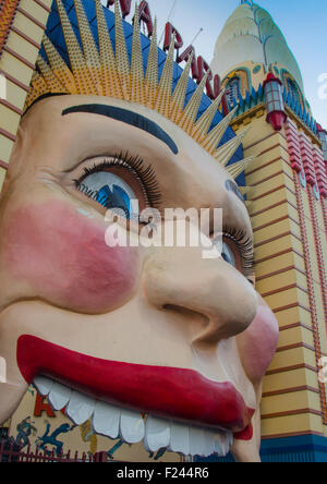 Der ikonische, lächelnde Eingang zum Luna Park in Sydney park am Ufer des Sydney Harbour in der Nähe von Milsons Point In Australien Stockfoto