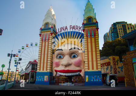 Der ikonische, lächelnde Eingang zum Luna Park in Sydney park am Ufer des Sydney Harbour in der Nähe von Milsons Point In Australien Stockfoto