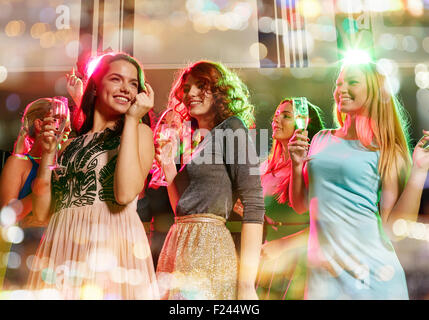 lächelnden Freunde mit Gläsern Champagner im club Stockfoto