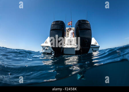 Ein Boston Whaler 320 Empörung Schnellboot mit seinen 300 PS Außenborder Mercury Motoren. Schuss oberhalb und unterhalb der Oberfläche aufgeteilt. Stockfoto