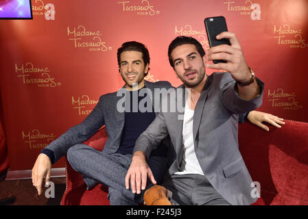 Berlin, Deutschland. 11. September, 2015. Deutscher Schauspieler Elyas M'Barek (R) posiert mit seiner Wachsfigur bei Madame Tussauds in Berlin, Deutschland, 11. September 2015. Foto: Jens Kalaene/Dpa/Alamy Live News Stockfoto