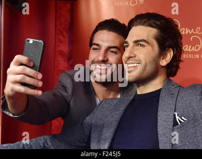 Berlin, Deutschland. 11. September, 2015. Deutscher Schauspieler Elyas M' Barek (L) stellt mit seiner Wachsfigur bei Madame Tussauds in Berlin, Deutschland, 11. September 2015. Foto: Jens Kalaene/Dpa/Alamy Live News Stockfoto