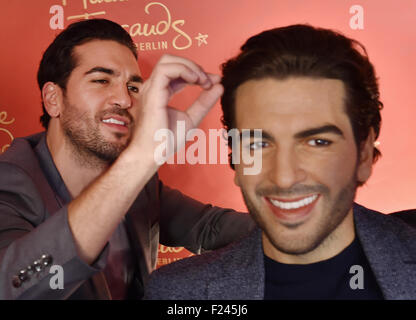 Berlin, Deutschland. 11. September, 2015. Deutscher Schauspieler Elyas M' Barek (L) stellt mit seiner Wachsfigur bei Madame Tussauds in Berlin, Deutschland, 11. September 2015. Foto: Jens Kalaene/Dpa/Alamy Live News Stockfoto