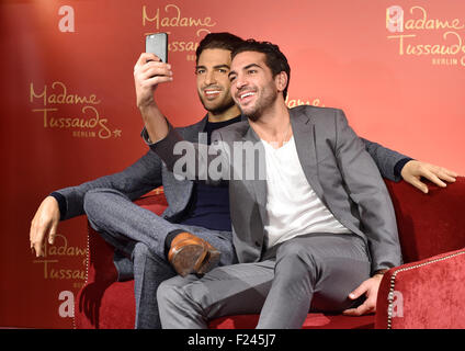 Berlin, Deutschland. 11. September, 2015. Deutscher Schauspieler Elyas M'Barek (R) posiert mit seiner Wachsfigur bei Madame Tussauds in Berlin, Deutschland, 11. September 2015. Foto: Jens Kalaene/Dpa/Alamy Live News Stockfoto