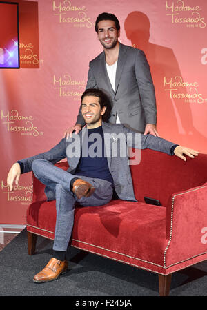 Berlin, Deutschland. 11. September, 2015. Deutscher Schauspieler Elyas M'Barek posiert mit seiner Wachsfigur bei Madame Tussauds in Berlin, Deutschland, 11. September 2015. Foto: Jens Kalaene/Dpa/Alamy Live News Stockfoto