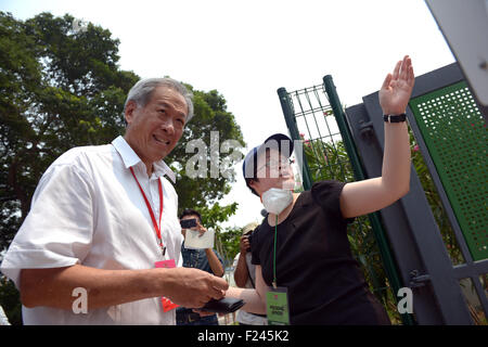 Singapur. 11. September, 2015. Singapurs Defence Minister Ng Eng Hen (L) kommt im Wahllokal Alexandra Primary School in Singapur, 11. September 2015 zu stimmen. Singapurer quer durch die Stadtstaat ging nach ihr benannten Wahllokale am Freitag in einer allgemeinen Wahl abstimmen. Bildnachweis: Dann Chih Wey/Xinhua/Alamy Live News Stockfoto