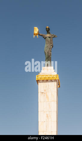 BATUMI, ADSCHARIEN, GEORGIA - 17.September: Medea Statue hält das goldene Vlies am 17. September 2015 in Batumi, eine der wichtigsten Stockfoto