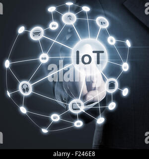 Mann berühren IoT (Internet der Dinge) Netzwerk auf dem display Stockfoto